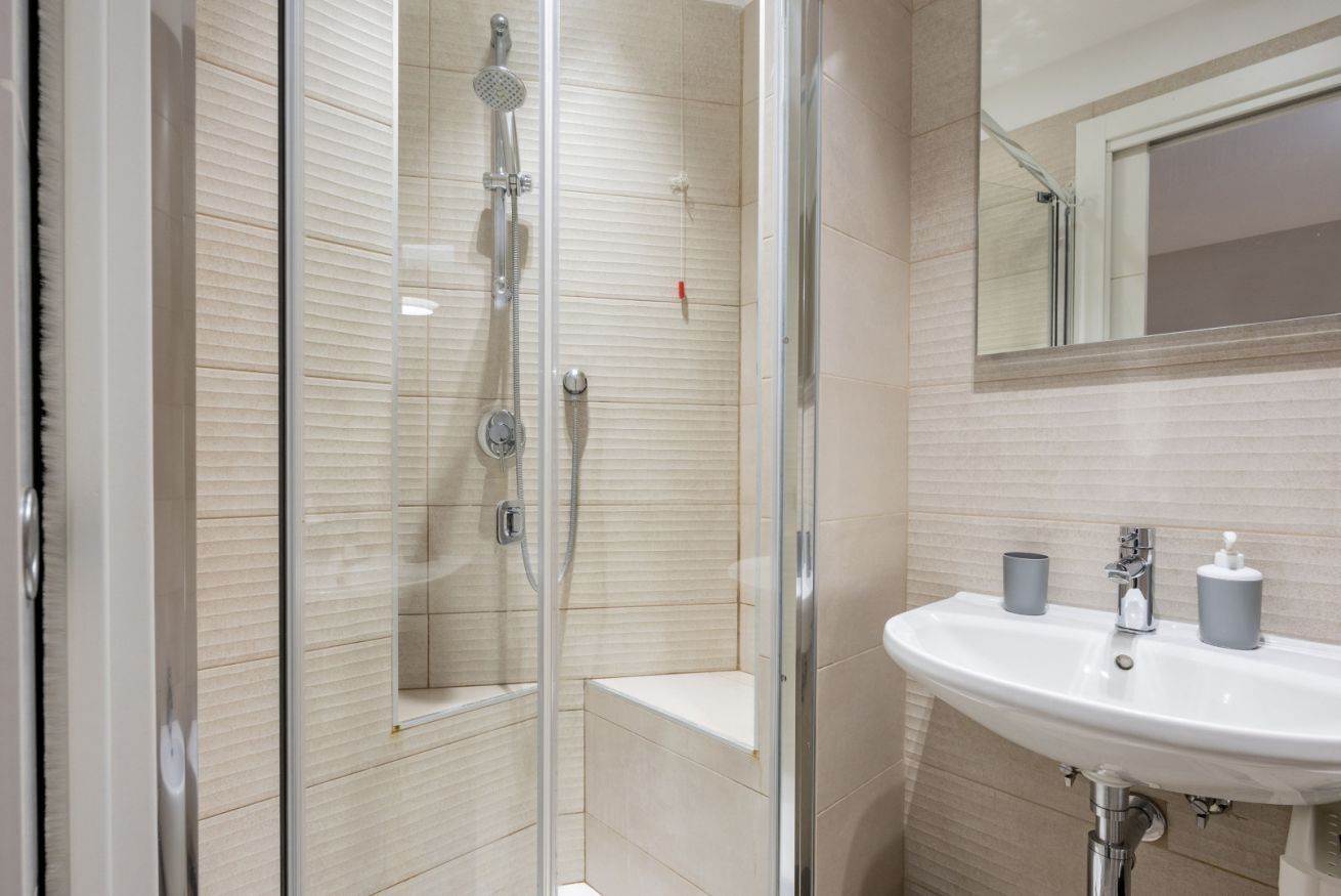 Regadera, secadora de cabello, bidet, toallas 