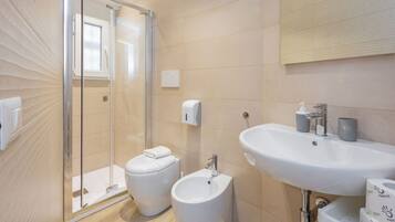 Ducha, secador de pelo, bidet, toallas