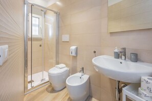Bruser, hårtørrer, bidet, håndklæder