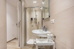 Shower, hair dryer, bidet, towels