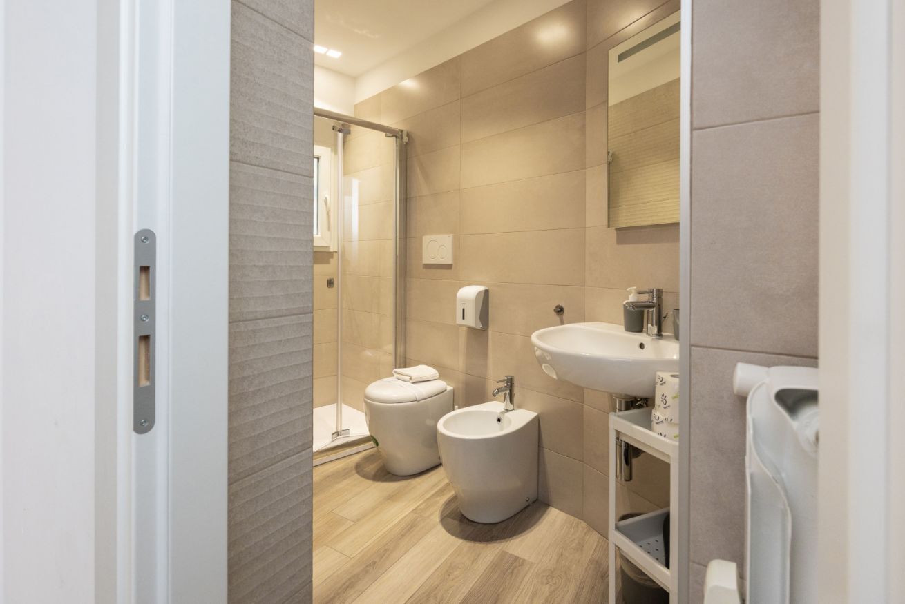 Dusche, Haartrockner, Bidet, Handtücher