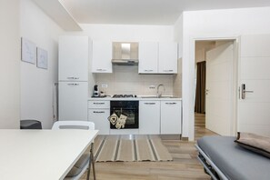 Réfrigérateur, four, plaque de cuisson, cafetière/bouilloire