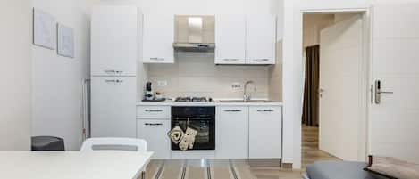 Fridge, oven, stovetop, coffee/tea maker