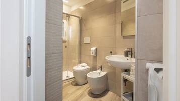 Dusche, Haartrockner, Bidet, Handtücher