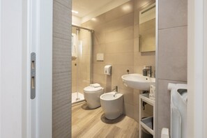 Douche, sèche-cheveux, bidet, serviettes fournies