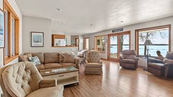 Télévision, cheminée, livres