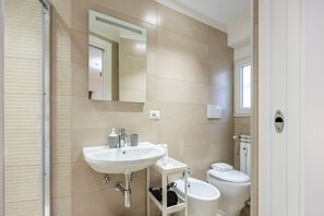 Douche, sèche-cheveux, bidet, serviettes fournies