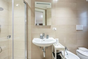 Shower, hair dryer, bidet, towels