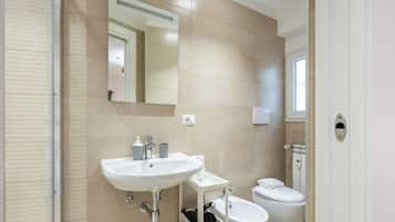 Dusche, Haartrockner, Bidet, Handtücher