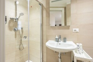 Douche, sèche-cheveux, bidet, serviettes fournies