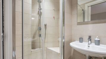 Dusche, Haartrockner, Bidet, Handtücher