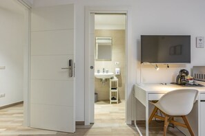 Regadera, secadora de cabello, bidet, toallas