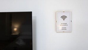 A framed Wi-Fi network sign with the password 'Ostiense2022' on a white wall. - Ostiense Flat&Rooms - Double Room by Rentbeat (Roma)