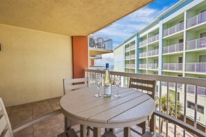 Outdoor dining - Ocean Front•Hot Tub & Heated Pools•Balcony•King•Parking•BBQ•3 TVs & W/D (Orange Beach)
