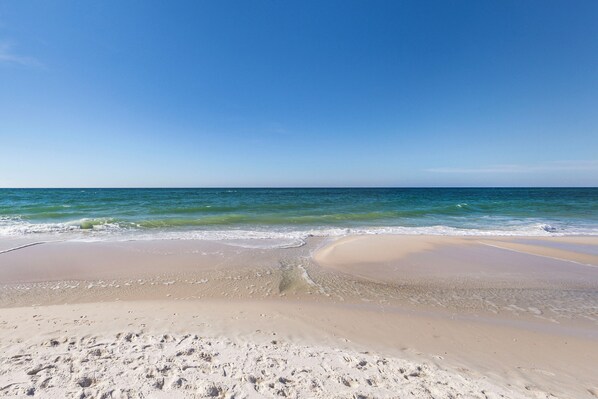 On the beach, sun-loungers, beach towels - Ocean Front•Hot Tub & Heated Pools•Balcony•King•Parking•BBQ•3 TVs & W/D (Orange Beach)