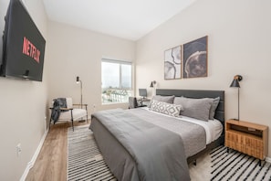 2 habitaciones, escritorio y tabla de planchar con plancha 