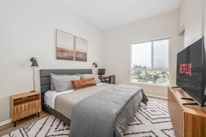 2 Schlafzimmer, Schreibtisch, Bügeleisen/Bügelbrett, Reisekinderbett