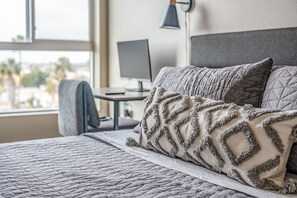 2 Schlafzimmer, Schreibtisch, Bügeleisen/Bügelbrett, Reisekinderbett