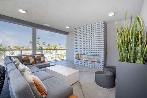 North Park Penthouse~King Beds~Workspaces~Parking~Near Zoo, Balboa Park!