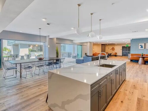 Lux Penthouse~King Beds~Workspaces~Parking~ Near Zoo, Balboa Park!