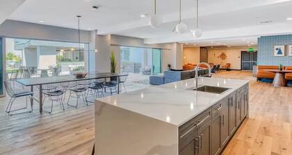 Lux Penthouse~King Beds~Workspaces~Parking~ Near Zoo, Balboa Park!