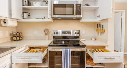 Lux Penthouse~King Beds~Workspaces~Parking~ Near Zoo, Balboa Park!