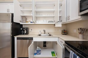 Refrigerador, microondas, horno, placa de cocina