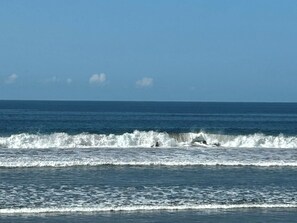 Beach - Spacious 4 bedroom Beach house with WiFi, AC in beautiful Jaco Playa Hermosa (Jaco Garabito)