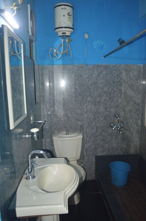 Deluxe-Zimmer, Stadtblick | Badezimmer | Dusche, Handtücher, Seife, Shampoo