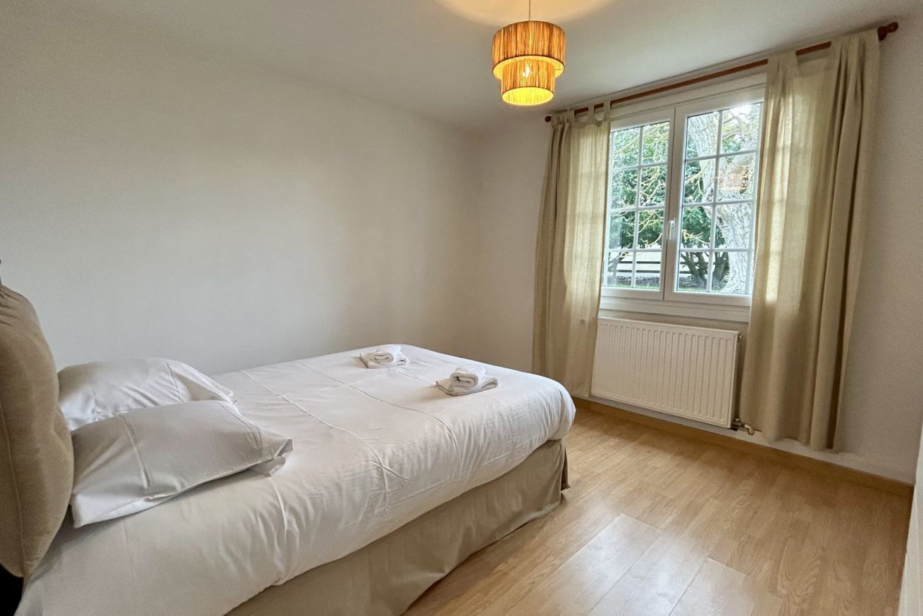 2 bedrooms, travel crib, WiFi, bed sheets