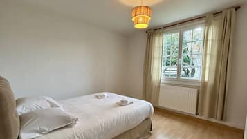 2 bedrooms, travel crib, WiFi, bed sheets