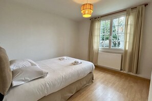 2 bedrooms, travel crib, WiFi, bed sheets