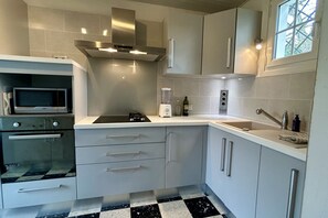 Microwave, oven, dishwasher, coffee/tea maker