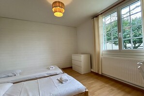2 bedrooms, travel cot, WiFi, bed sheets