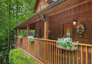 Exterior detail - Family Friendly near Town w/Private Wraparound Covered Porches & New Hot Tub (Gatlinburg)