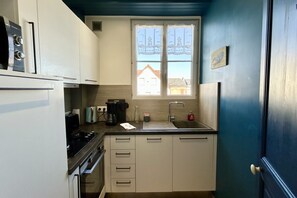 Microwave, oven, dishwasher, coffee/tea maker