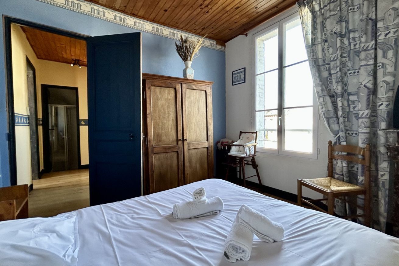 2 slaapkamers, een strijkplank/strijkijzer, reisbedje, beddengoed