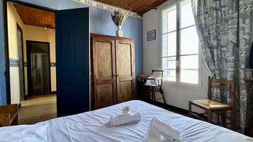 2 slaapkamers, een strijkplank/strijkijzer, reisbedje, beddengoed