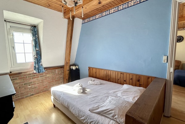 2 bedrooms, bed sheets