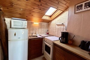 Microwave, oven, dishwasher, coffee/tea maker