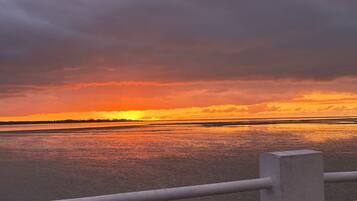 Accommodatie ligt op het strand, strandlakens