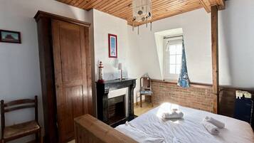 2 slaapkamers, reisbedje, beddengoed