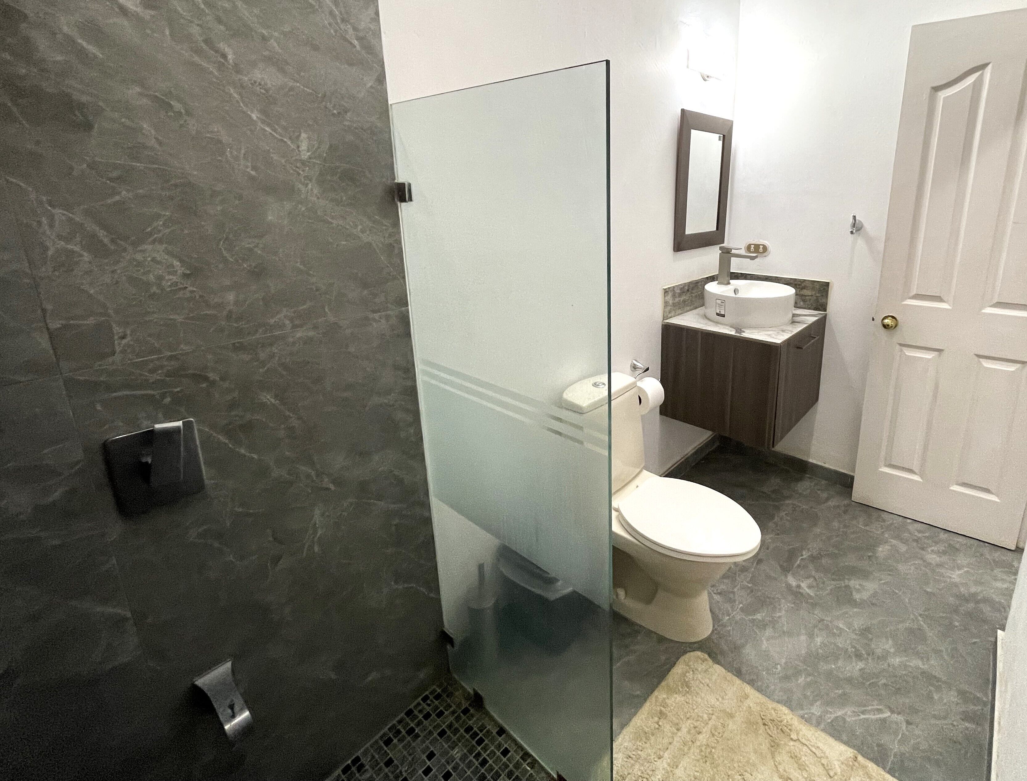 Douche, serviettes fournies, savon, papier toilette