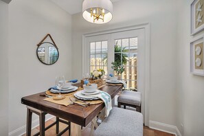 Dining - Charming Coastal Cottage on St. Simons Island (St. Simons Island)