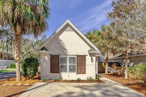 Exterior - Charming Coastal Cottage on St. Simons Island (St. Simons Island)