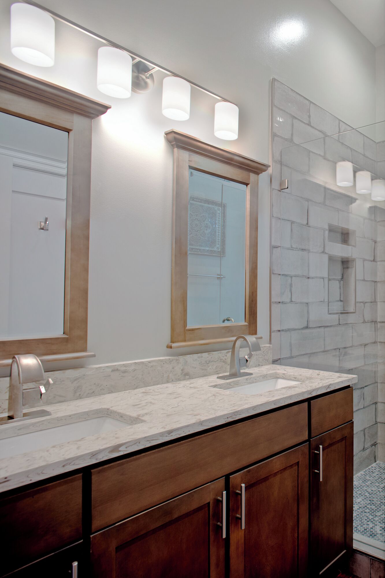 Apartamento, vistas al parque | Baño | Ducha y bañera combinadas y artículos de higiene personal gratuitos