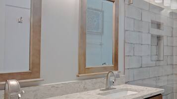 Apartamento, vistas al parque | Baño | Ducha y bañera combinadas y artículos de higiene personal gratuitos