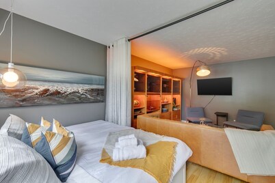 No. 1 Rosetree Suites - 3 Beds - Perfect Family Location in Calgary