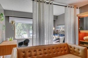 Interior - No. 1 Rosetree Suites - 3 Beds - Perfect Family Location in Calgary (Calgary)
