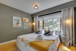 2 bedrooms, desk, WiFi, bed sheets - No. 1 Rosetree Suites - 3 Beds - Perfect Family Location in Calgary (Calgary)